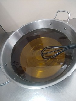 Je fais fondre les beurres au bain-marie et les mélange aux huiles liquides