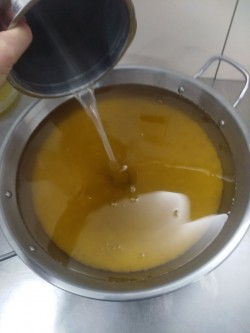 Je verse le mélange Alcali/Eau dans les huiles végétales